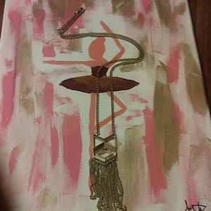 Gold necklace with tassel like deatail